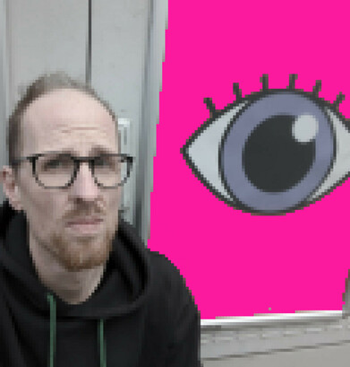 Eine verpixelte Person steht vor einem Plakat, das ein großes Auge zeigt