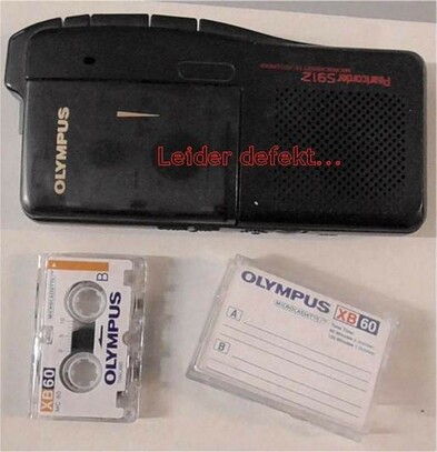 Bild eines analogen Diktiergeräts und einer Micro Casstte mit Box.