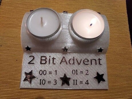 Ein binärer Adventskalender besehend aus 2 Teelichtern. 