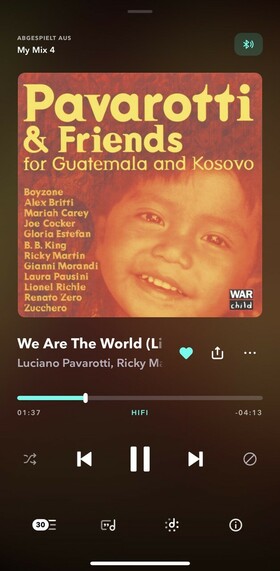 Ein Screenshot der zeigt das ich von Pavarotti and Friends das Lied We are the world abspiele. 