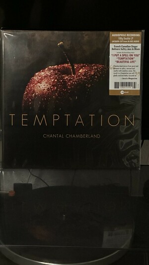 Das Album Temptation steht als LP von Chantal Chamberland auf Meinem Schallplattenspieler. 