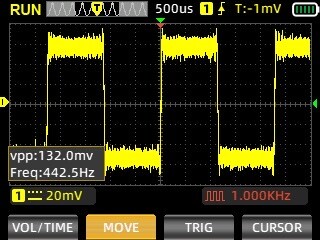 The image shows an electronic oscilloscope screen displaying a waveform. Key measurements on the display include a peak-to-peak voltage (vpp) of 132.0 mV and a frequency of 442.5 Hz. The time base is